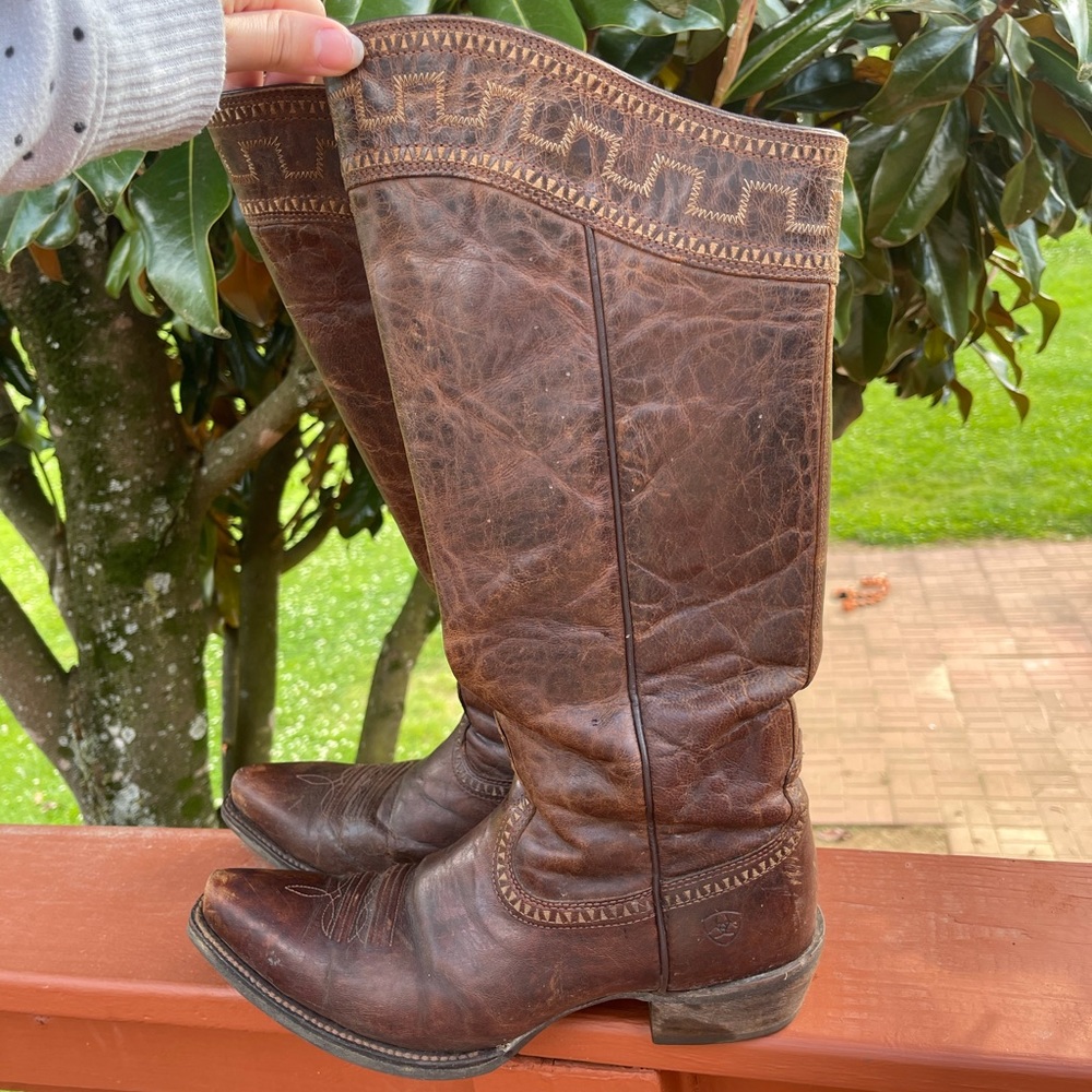 Ariat Sahara cowboy boot size 8